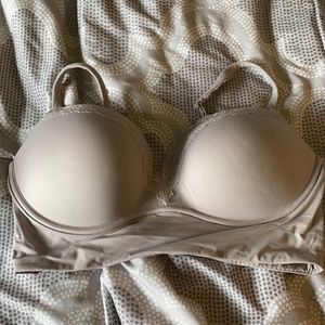 Victoria Secret 38C no-wire padded bra.